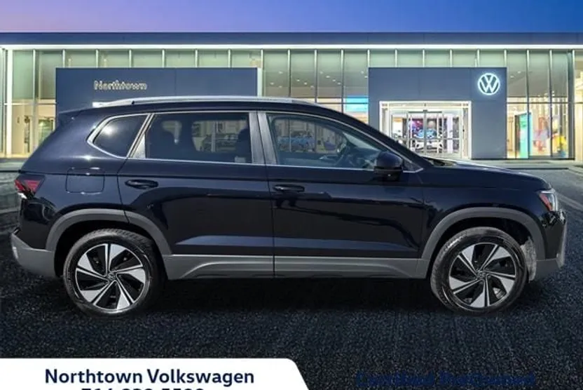 2025 Volkswagen Taos SE photo 1