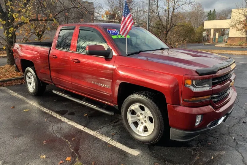 2017 Chevrolet Silverado LT photo 1