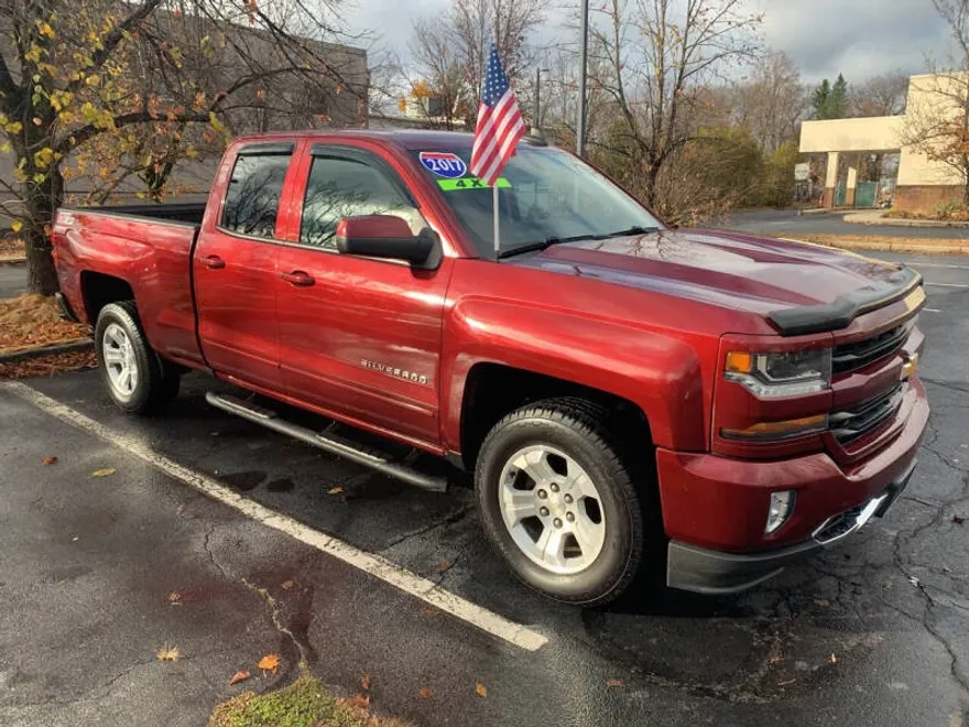 2017 Chevrolet Silverado LT photo 1