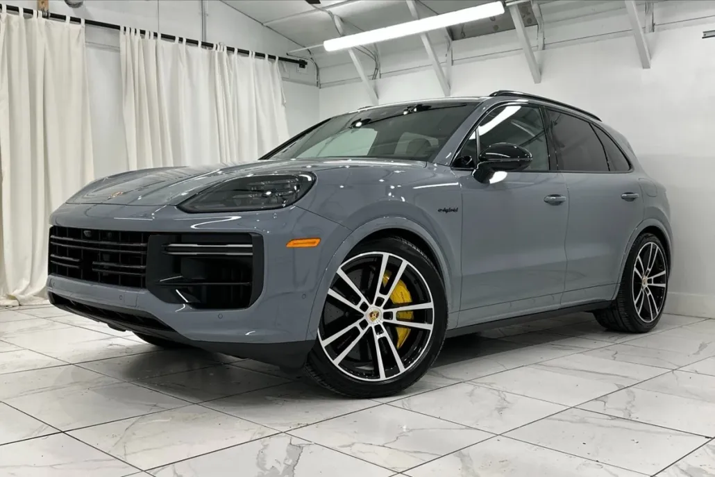 2024 Porsche Cayenne Turbo E-Hybrid photo 1
