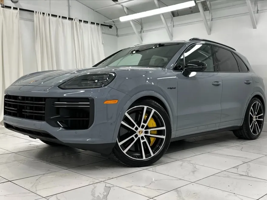 2024 Porsche Cayenne Turbo E-Hybrid photo 1