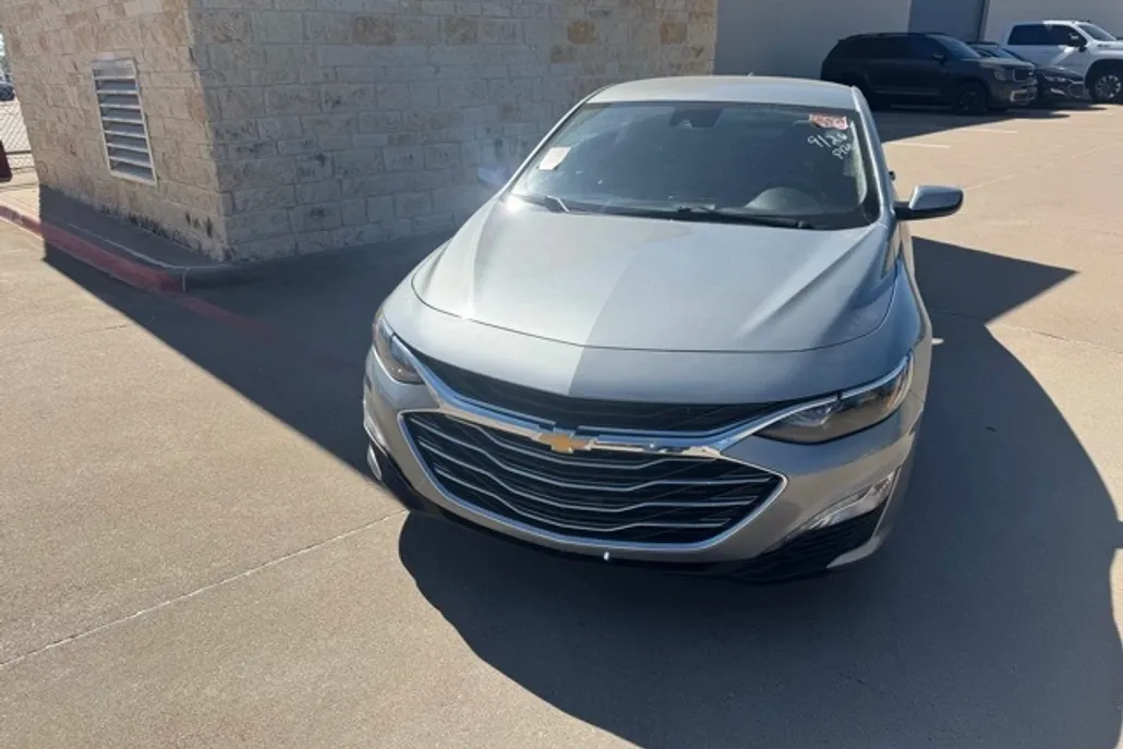2024 Chevrolet Malibu 1LT photo 1