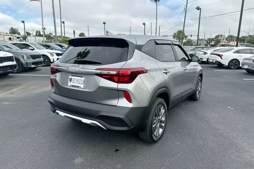 2023 Kia Seltos LX photo 1