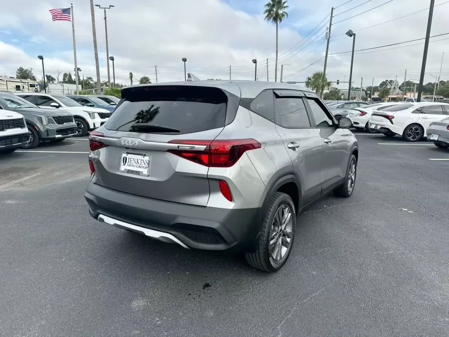 2023 Kia Seltos LX photo 1