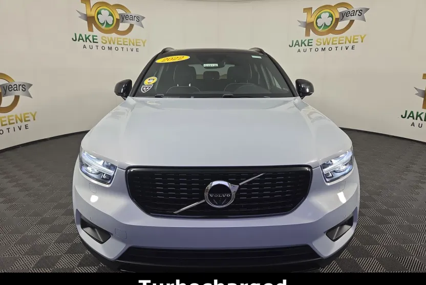 2022 Volvo XC40 T5 R-Design photo 1