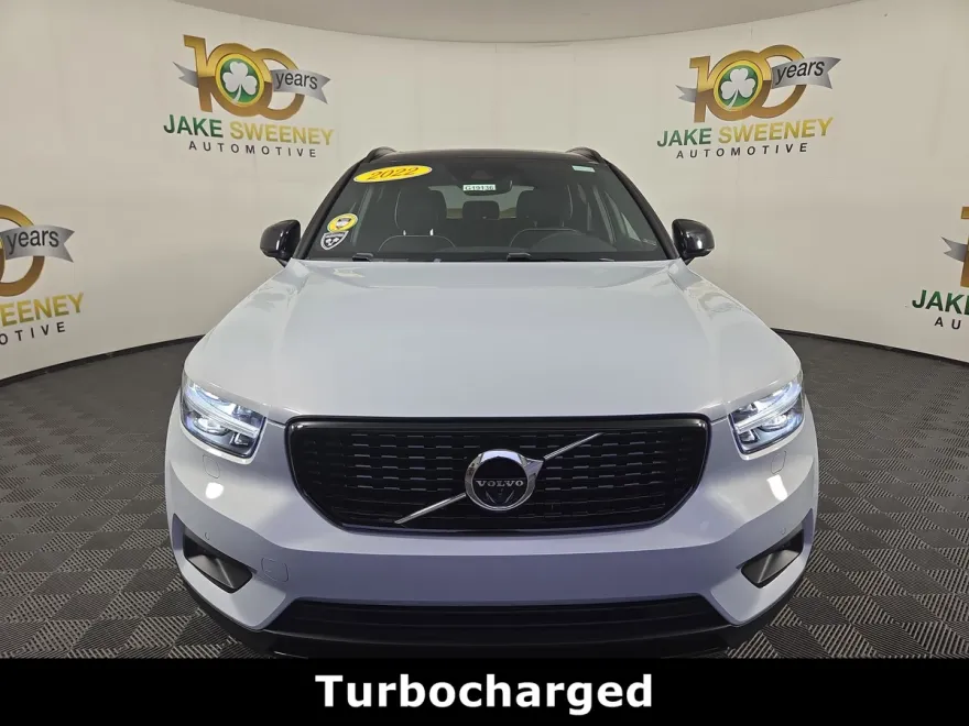 2022 Volvo XC40 T5 R-Design photo 1