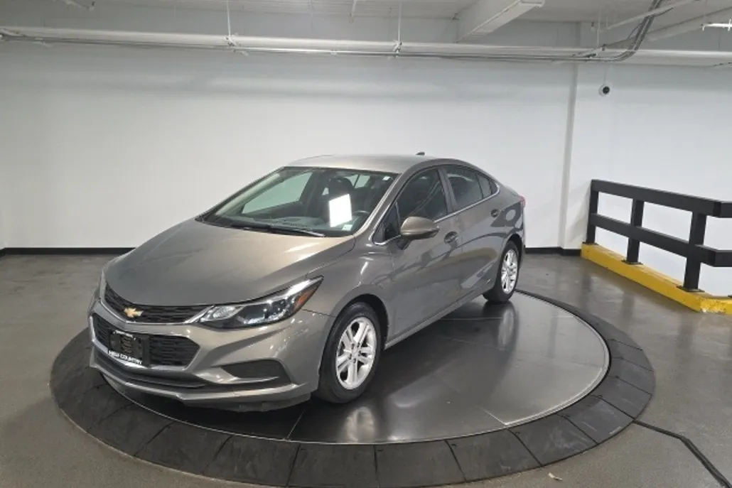 2018 Chevrolet Cruze LT photo 1