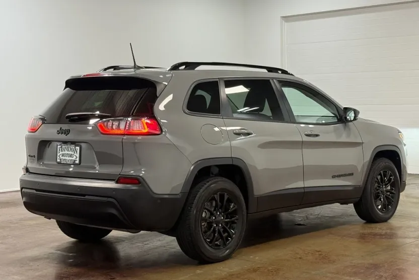 2023 Jeep Cherokee Altitude photo 1