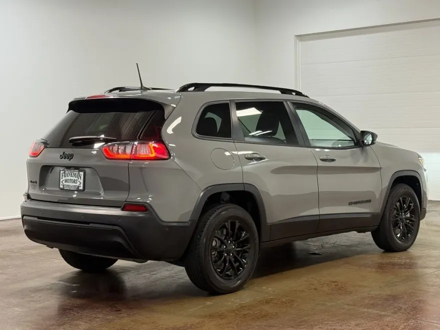 2023 Jeep Cherokee Altitude photo 1