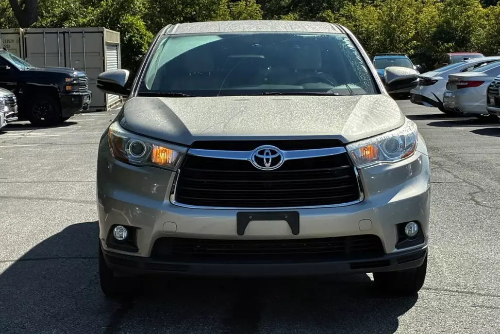 2016 Toyota Highlander LE Plus photo 1