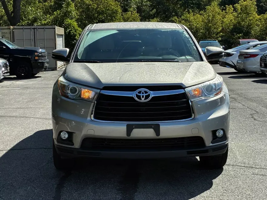 2016 Toyota Highlander LE Plus photo 1