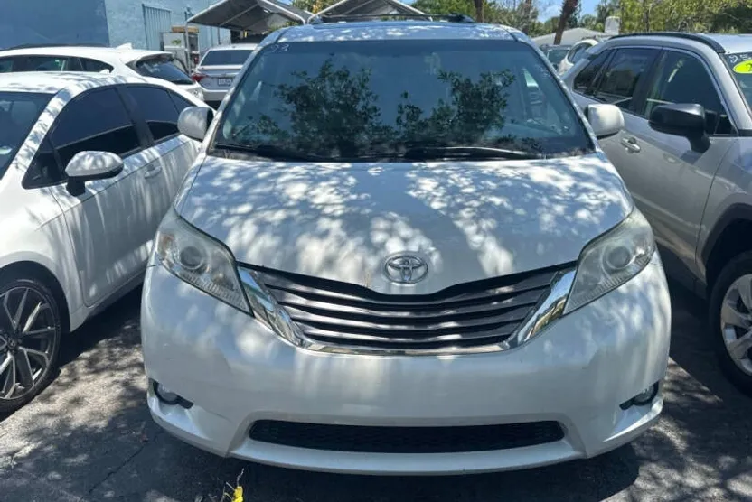 2016 Toyota Sienna XLE photo 1