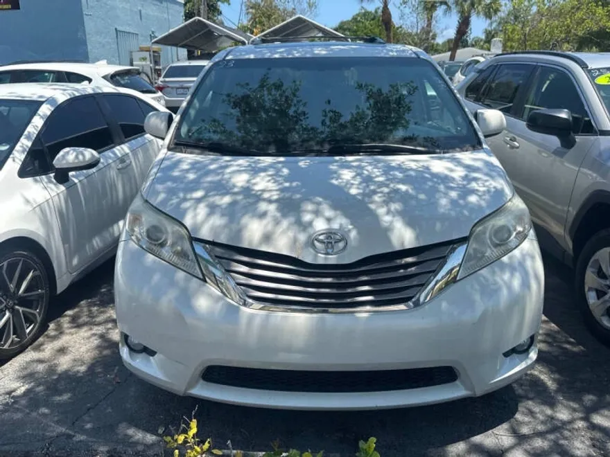 2016 Toyota Sienna XLE photo 1
