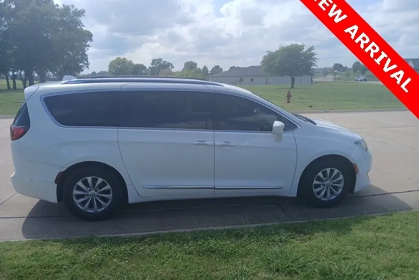 2018 Chrysler Pacifica Touring L photo 1