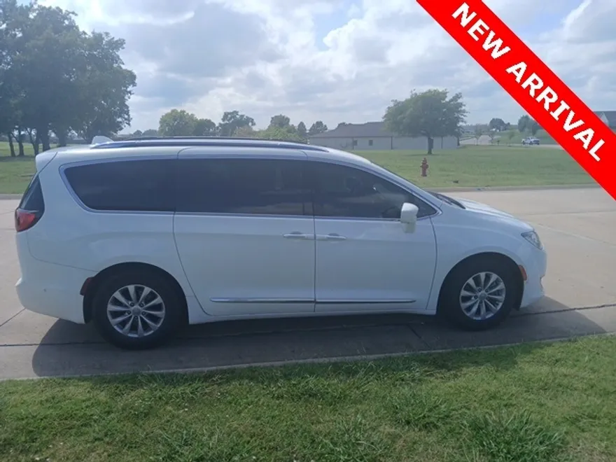 2018 Chrysler Pacifica Touring L photo 1