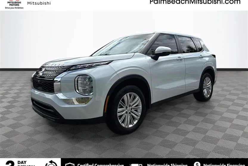 2024 Mitsubishi Outlander ES photo 1