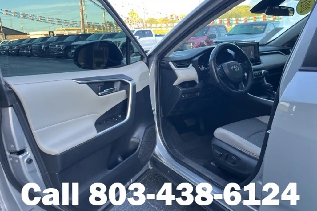 2021 Toyota RAV4 XLE photo 1