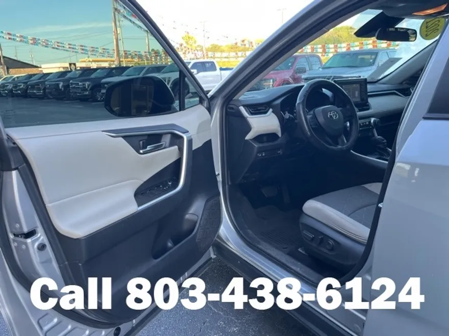 2021 Toyota RAV4 XLE photo 1