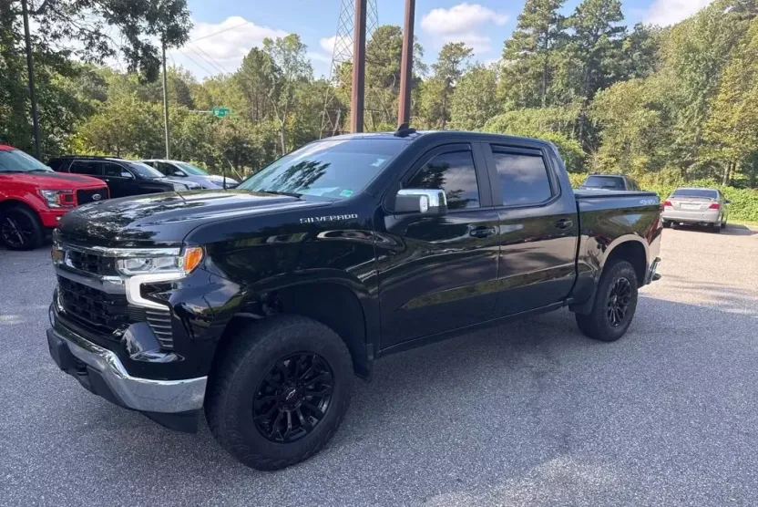 2023 Chevrolet Silverado 1500 LT photo 1