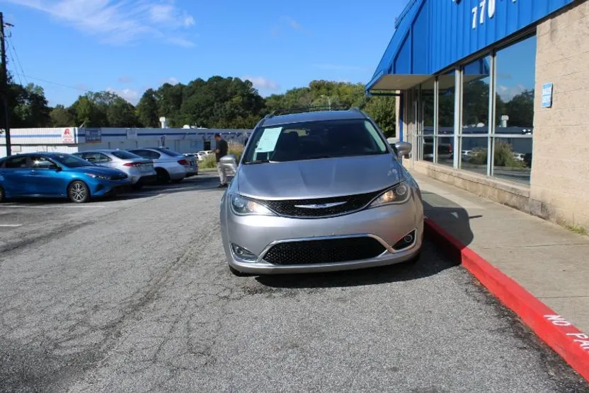 2019 Chrysler Pacifica Touring L photo 1