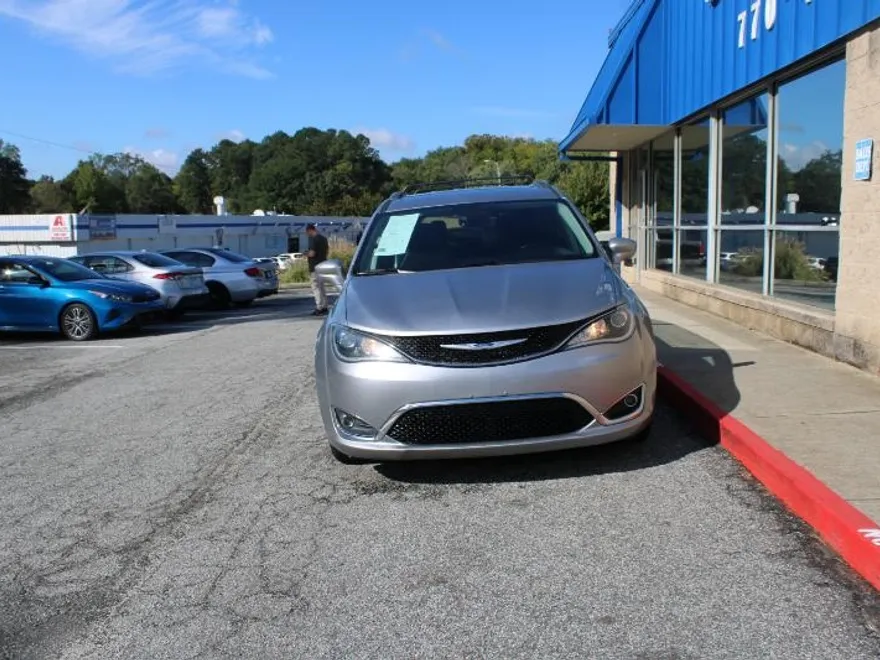 2019 Chrysler Pacifica Touring L photo 1