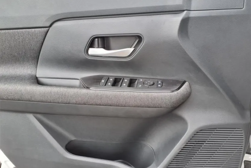 2025 Nissan Kicks SV photo 1