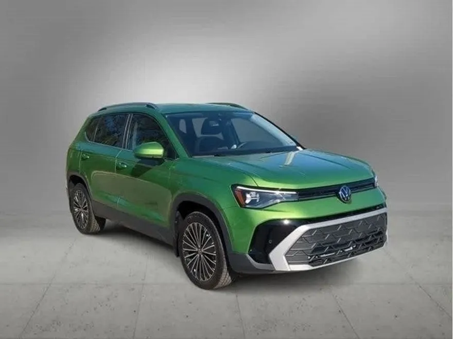 2025 Volkswagen Taos SE photo 2