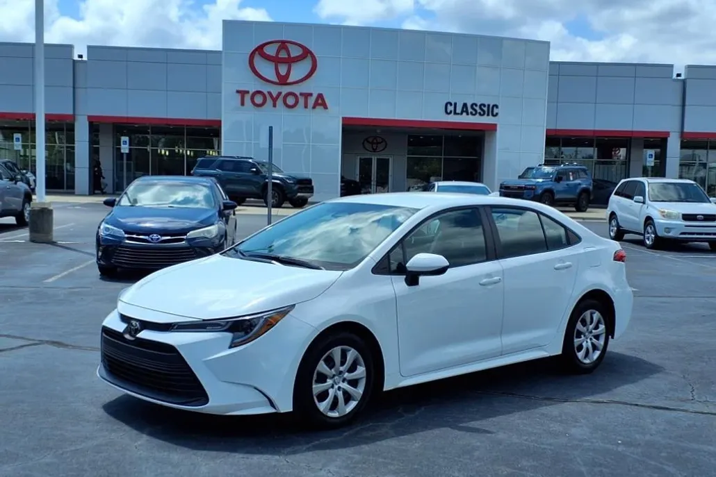 2024 Toyota Corolla LE photo 1