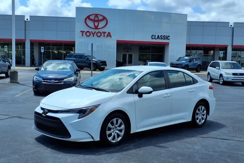 2024 Toyota Corolla LE photo 1