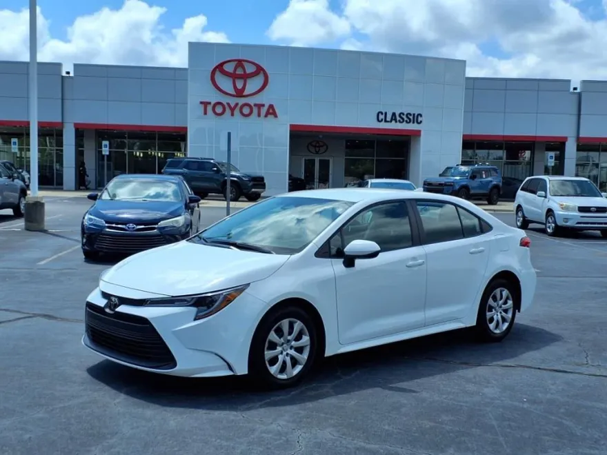 2024 Toyota Corolla LE photo 1