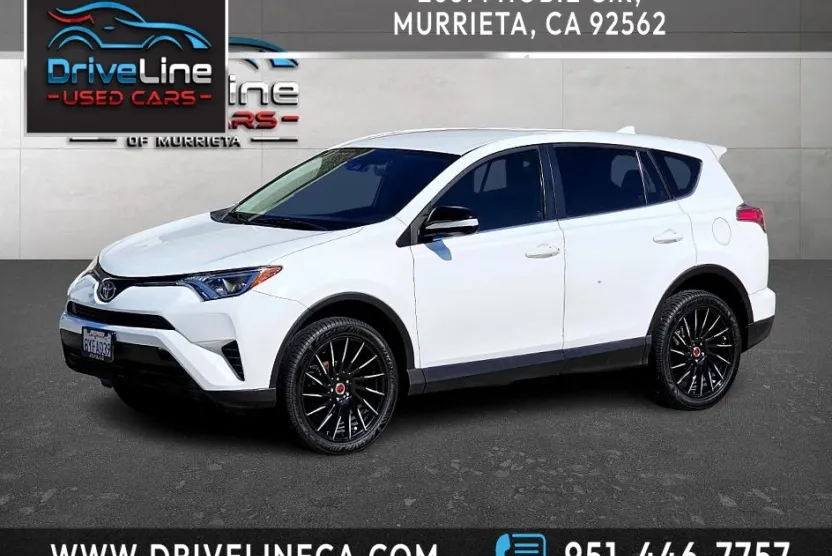 2018 Toyota RAV4 LE photo 1