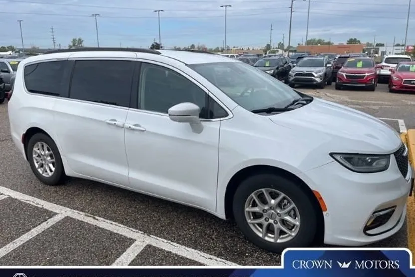 2022 Chrysler Pacifica Touring L photo 1
