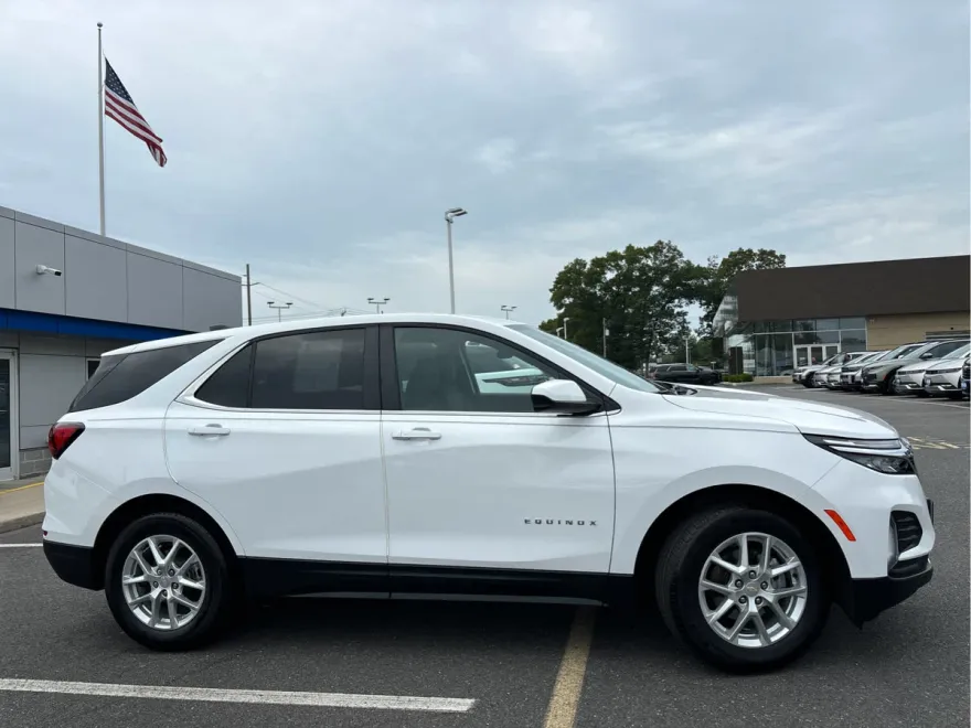 2023 Chevrolet Equinox LT photo 1
