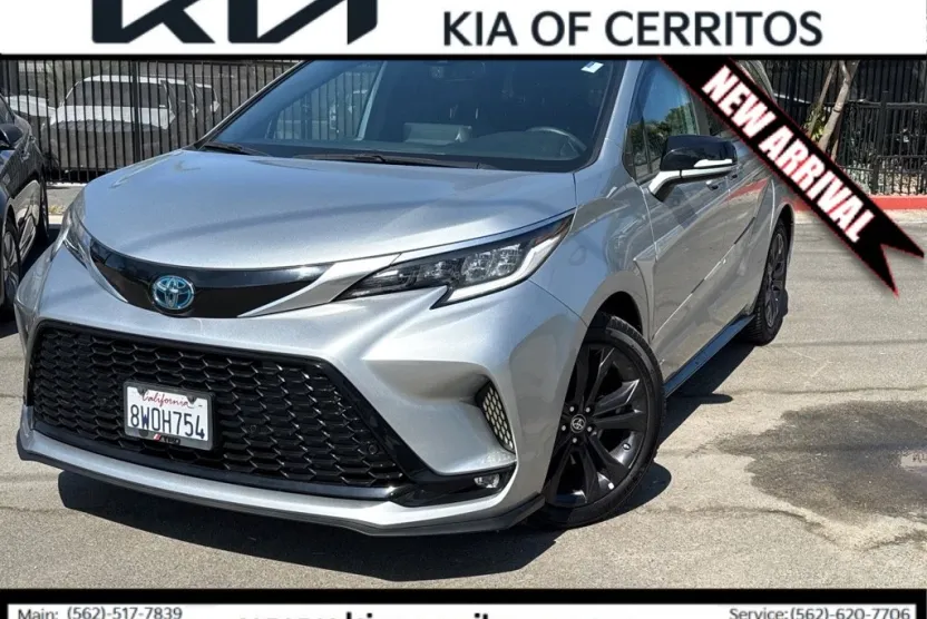 2021 Toyota Sienna XSE photo 1