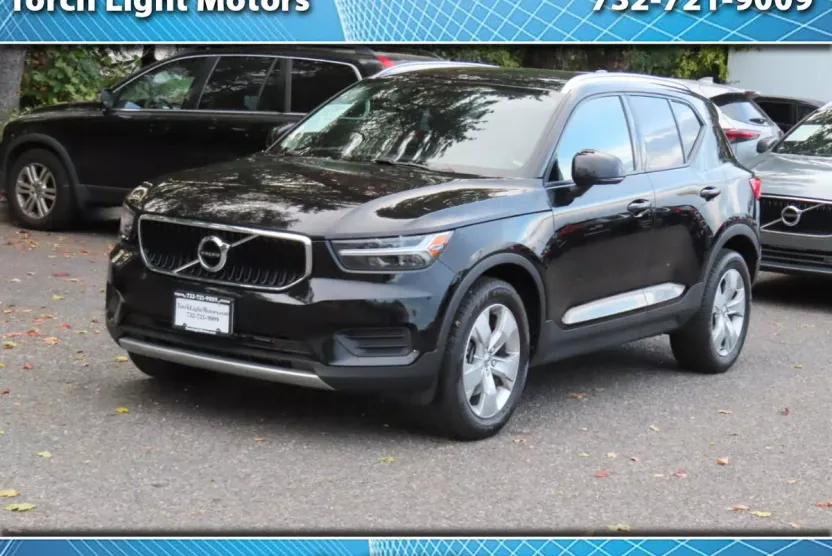 2020 Volvo XC40 T5 Momentum AWD photo 1