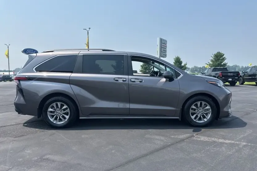 2022 Toyota Sienna XLE photo 1