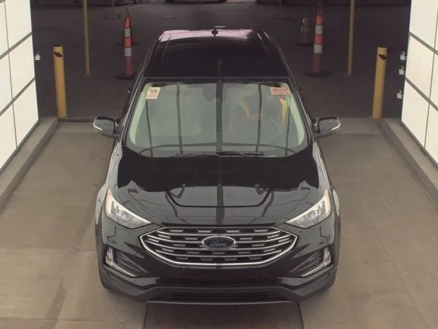 2022 Ford Edge Titanium photo 1
