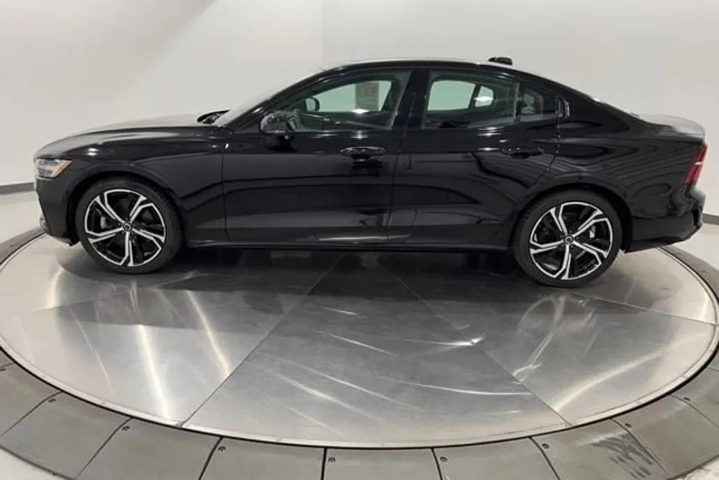 2024 Volvo S60 B5 Plus photo 1
