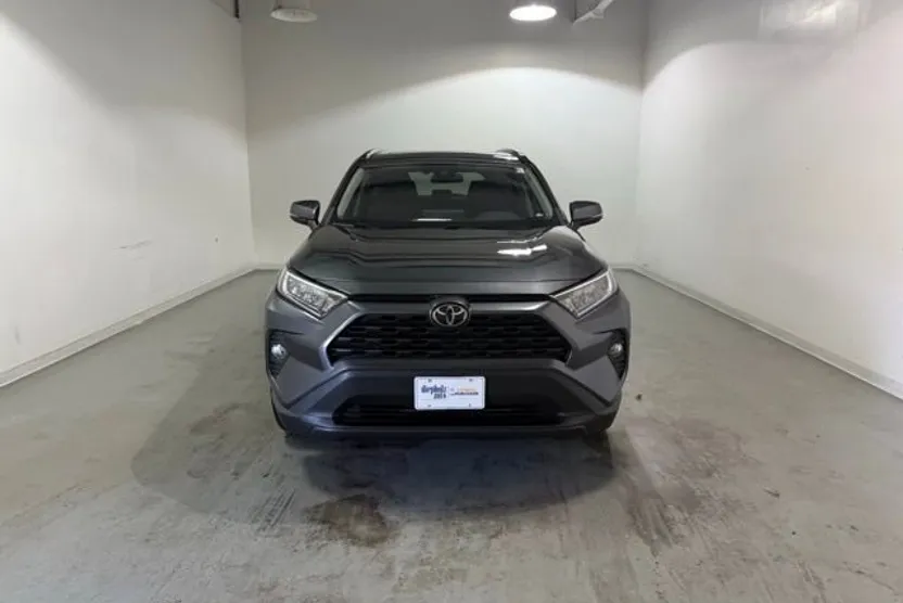 2020 Toyota RAV4 XLE photo 1