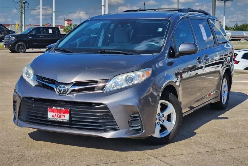 2019 Toyota Sienna LE photo 1