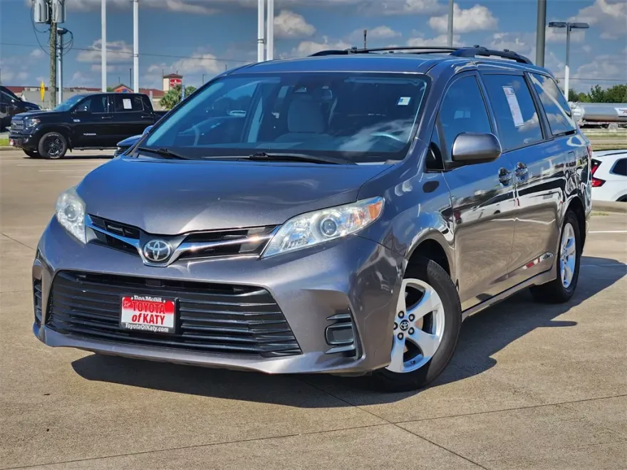 2019 Toyota Sienna LE photo 1