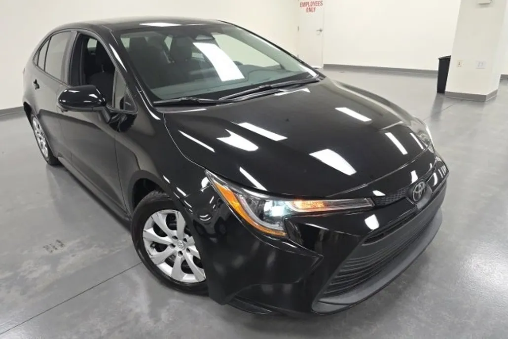 2023 Toyota Corolla LE photo 1