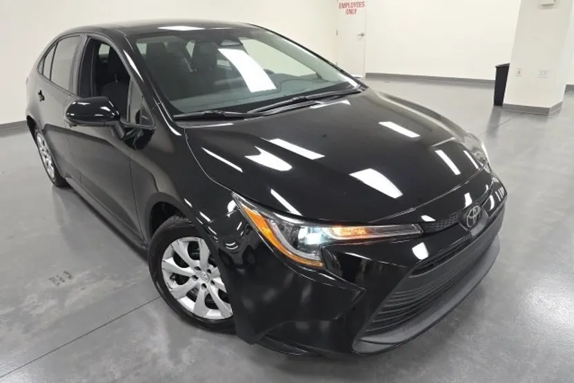 2023 Toyota Corolla LE photo 1