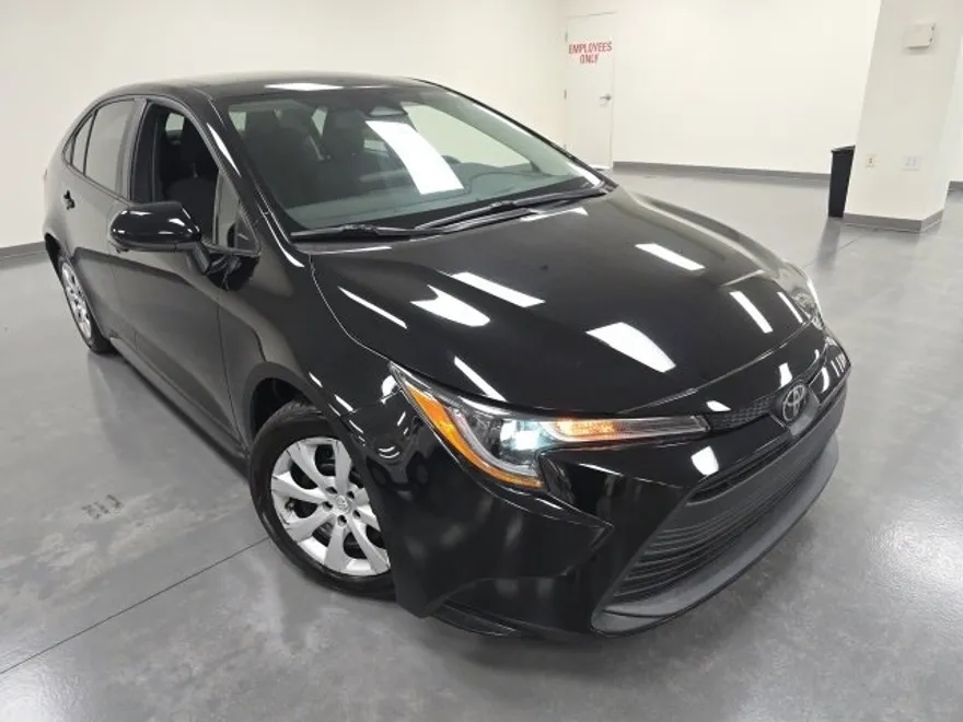 2023 Toyota Corolla LE photo 1