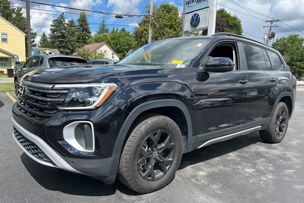 2024 Volkswagen Atlas Peak Edition SEL photo 1