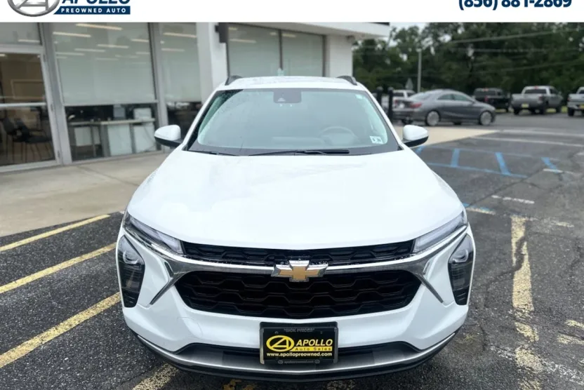 2024 Chevrolet Trax LT photo 1