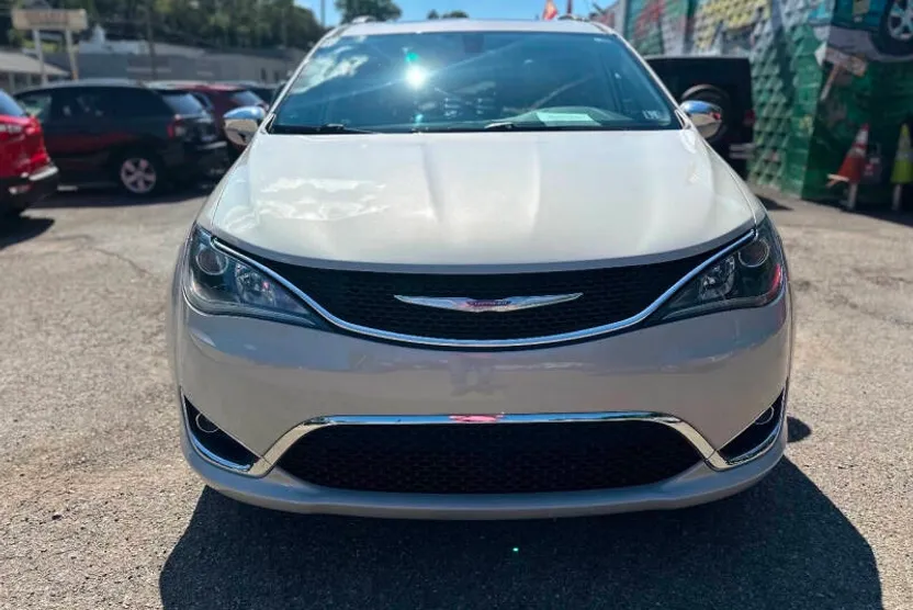 2017 Chrysler Pacifica Limited photo 1