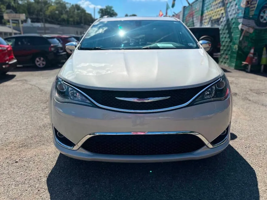 2017 Chrysler Pacifica Limited photo 1