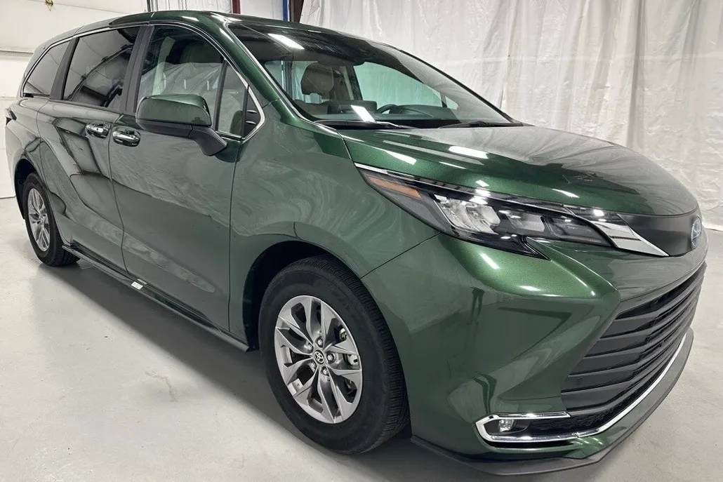 2024 Toyota Sienna XLE photo 1