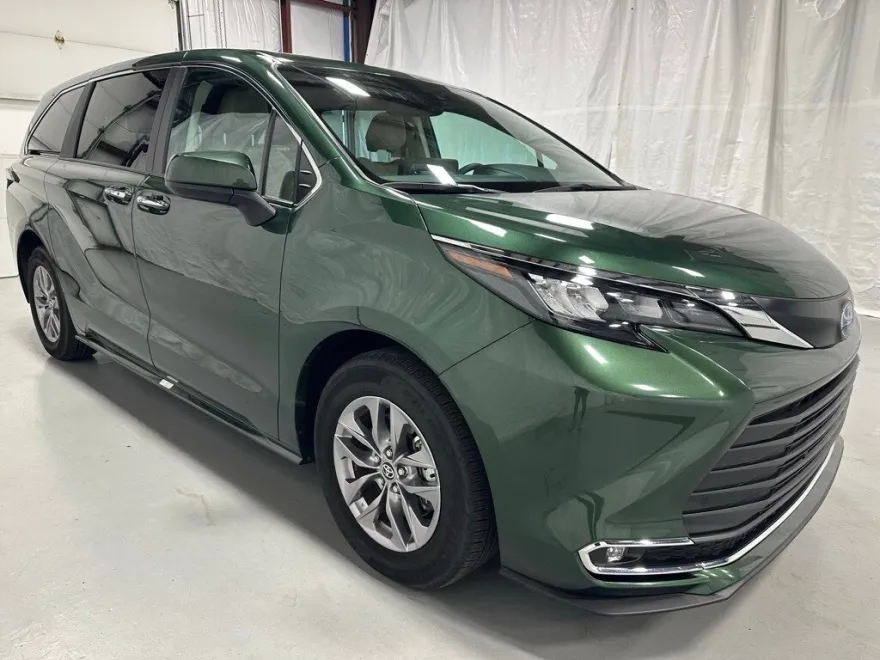 2024 Toyota Sienna XLE photo 1